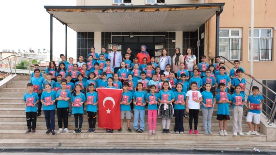 Antalya Valiliği Tarafından Cumhuriyetimizin 100. Yılı Kutlamaları Kapsamında Gönderdiği Bayrakların Dağıtımı Yapıldı 